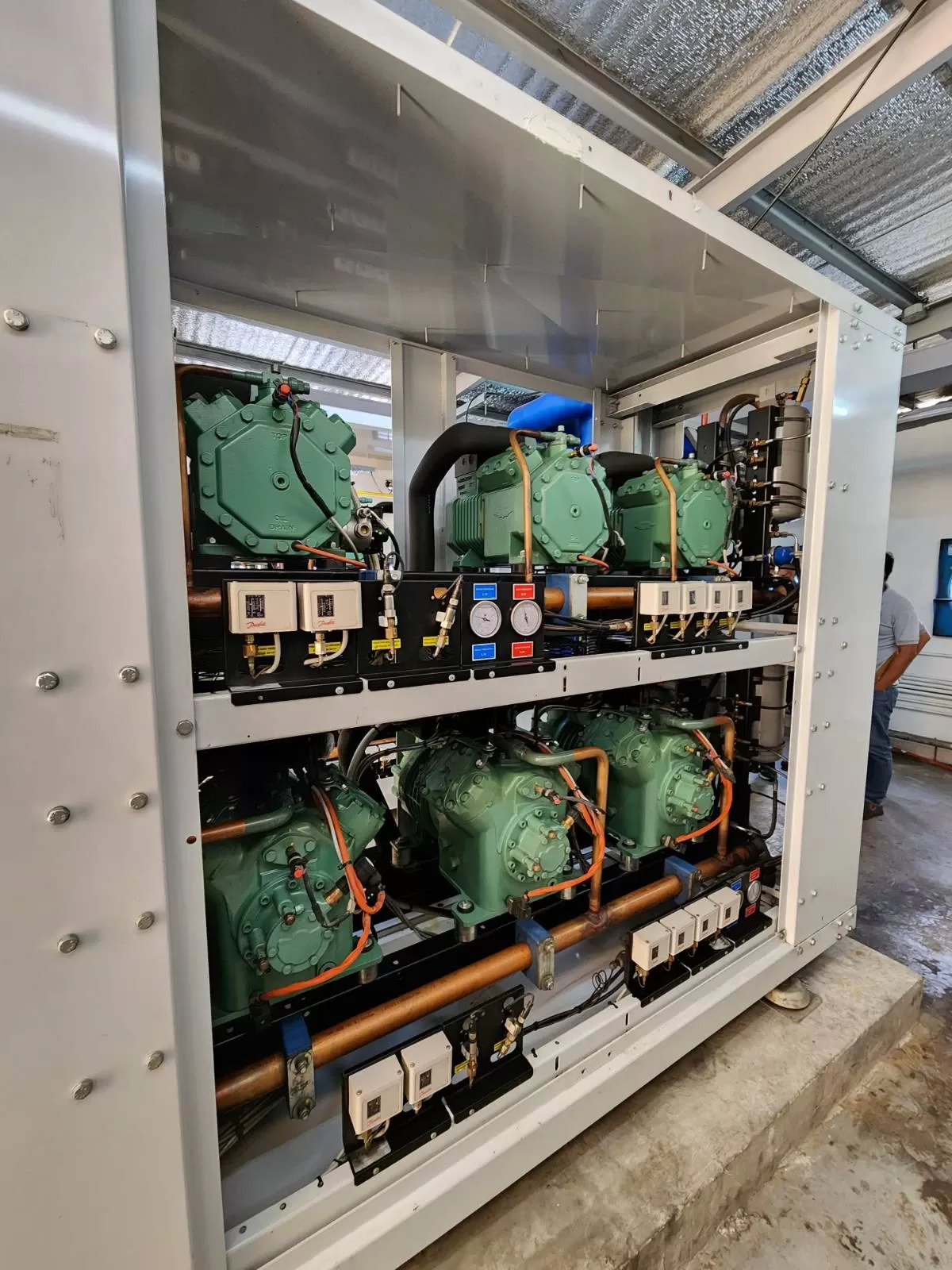 Supermarket showcase refrigeration